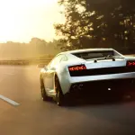 Il futuro elettrico delle auto di lusso rallenta: Ferrari, Lamborghini, Bentley e gli altri marchi rivedono i piani