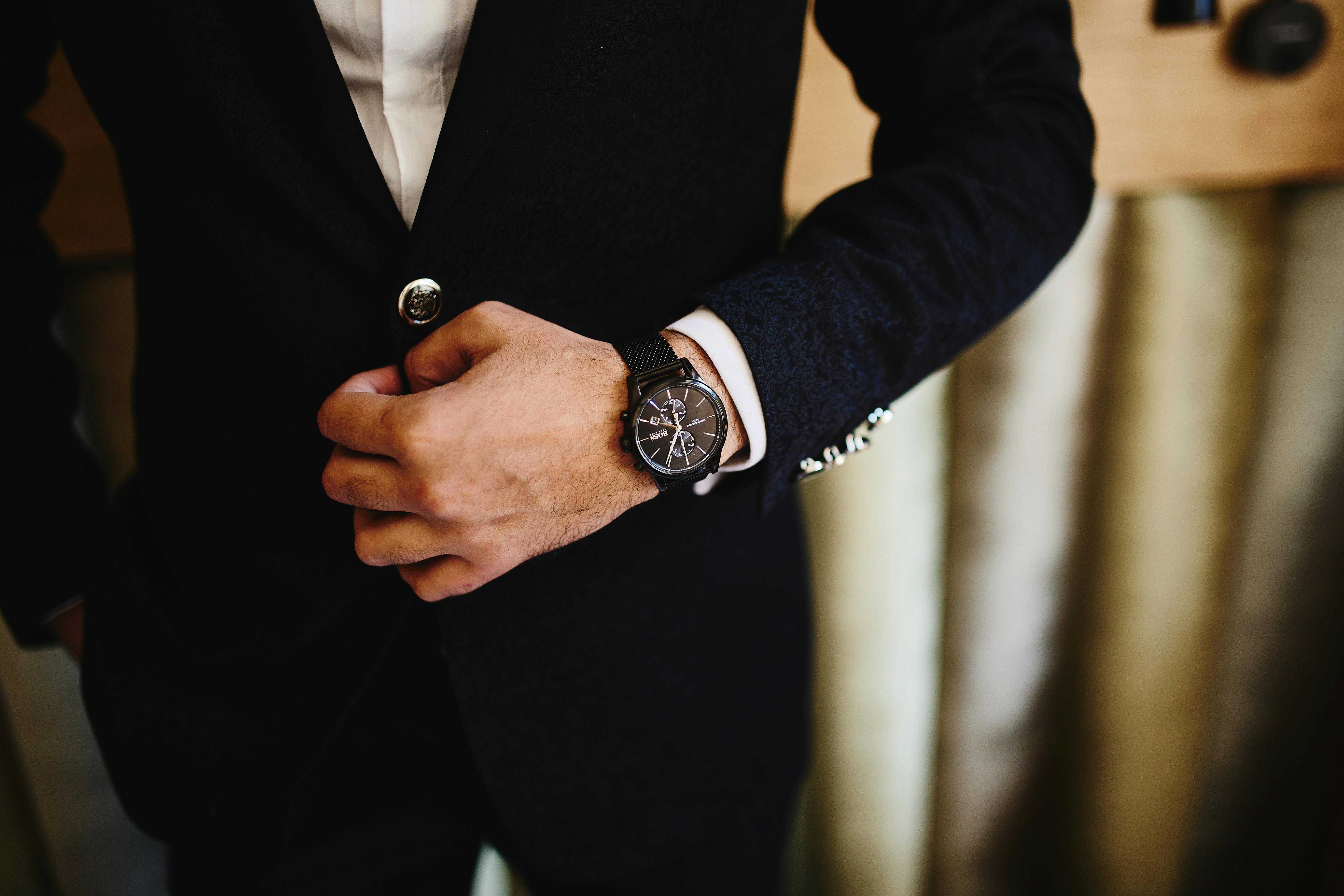 Accessori moda uomo di lusso: stile, funzione e identità nel guardaroba del business man