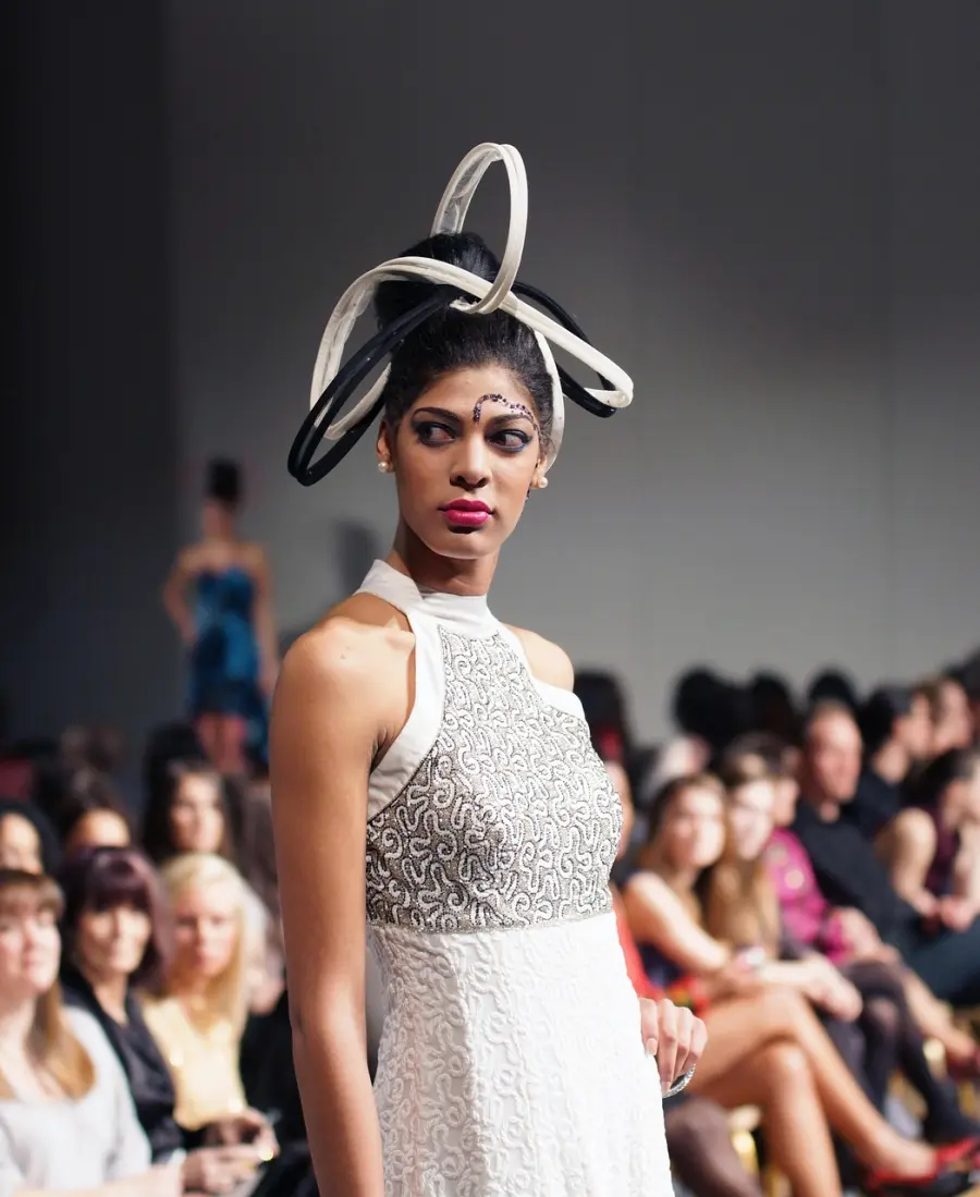 Sfilate più corte e calendari rivisti: la moda ridisegna i suoi tempi